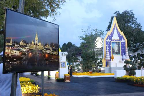 พิธีถวายดอกไม้จันทน์ เนื่องในงานพระราชพิธีถวายพระเพลิงพระบรมศพพระบาทสมเด็จพระปริมินทรมหาภูมิพลอดุลยเดช